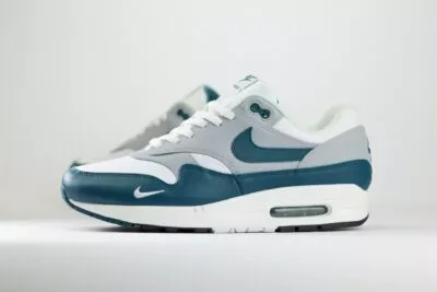 Nike Air Max 1 Dark Teal Green – Wit/Groen – Heren/Dames/Uniseks Sneakers – Leer – DH4059-101 – Zijkant