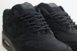 Nike Air Max 1 PRM Black Anthracite – Zwart – Heren/Dames/Uniseks Sneakers – Nubuck/Suede – HV8065-001 – Bovenkant