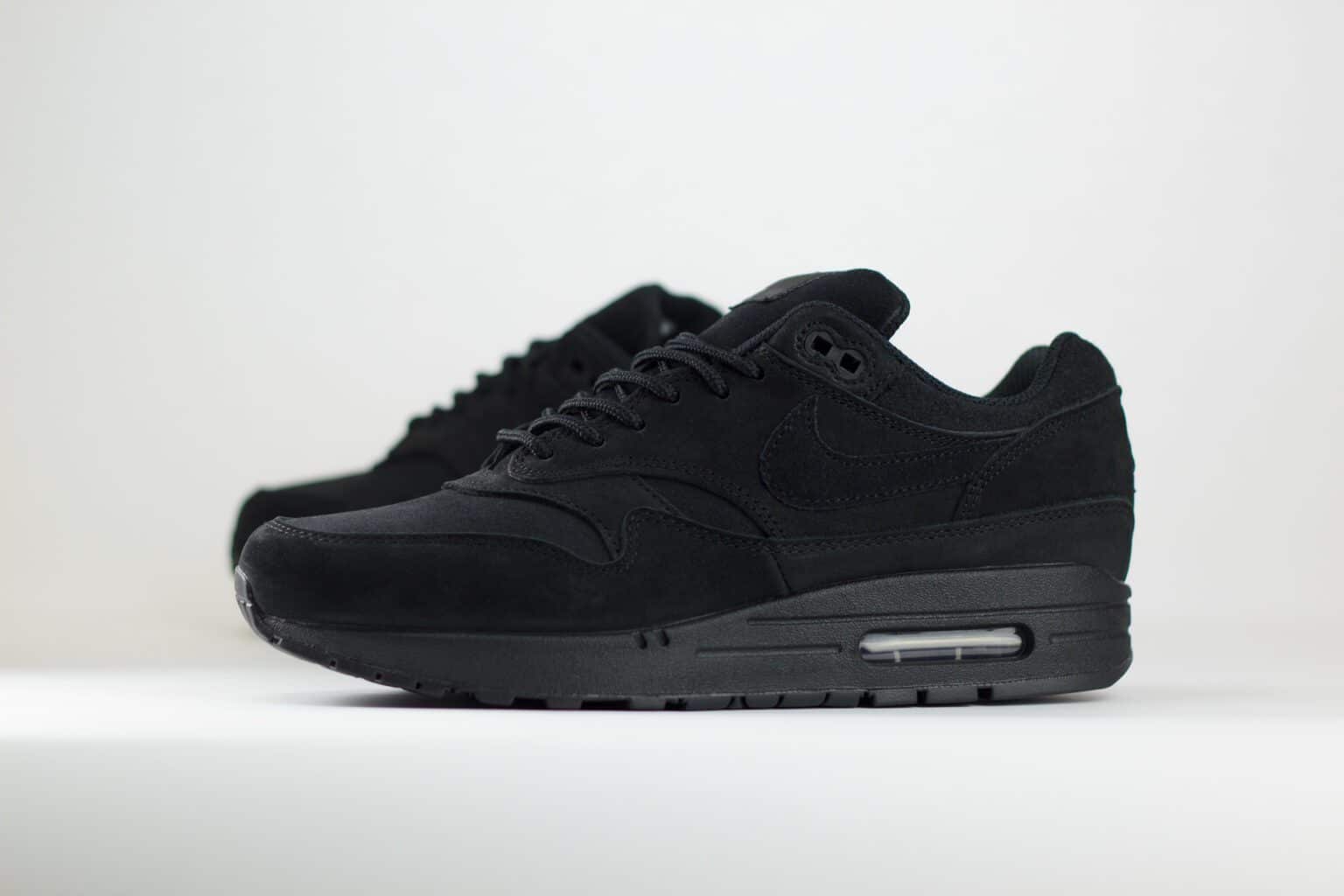 Nike Air Max 1 PRM Black Anthracite – Zwart – Heren/Dames/Uniseks Sneakers – Nubuck/Suede – HV8065-001 – Zijkant