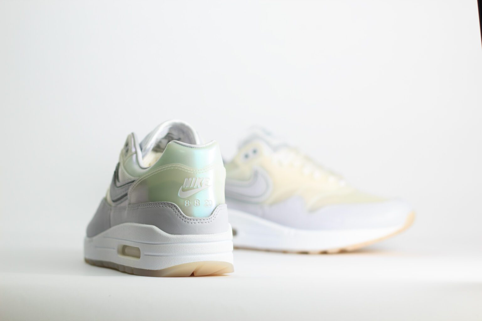 Nike Air Max 1 SNKRS Day White (W) – Wit/Beige/Grijs – Heren/Dames/Uniseks Sneakers – Leer – DA4300-100 – Achterkant
