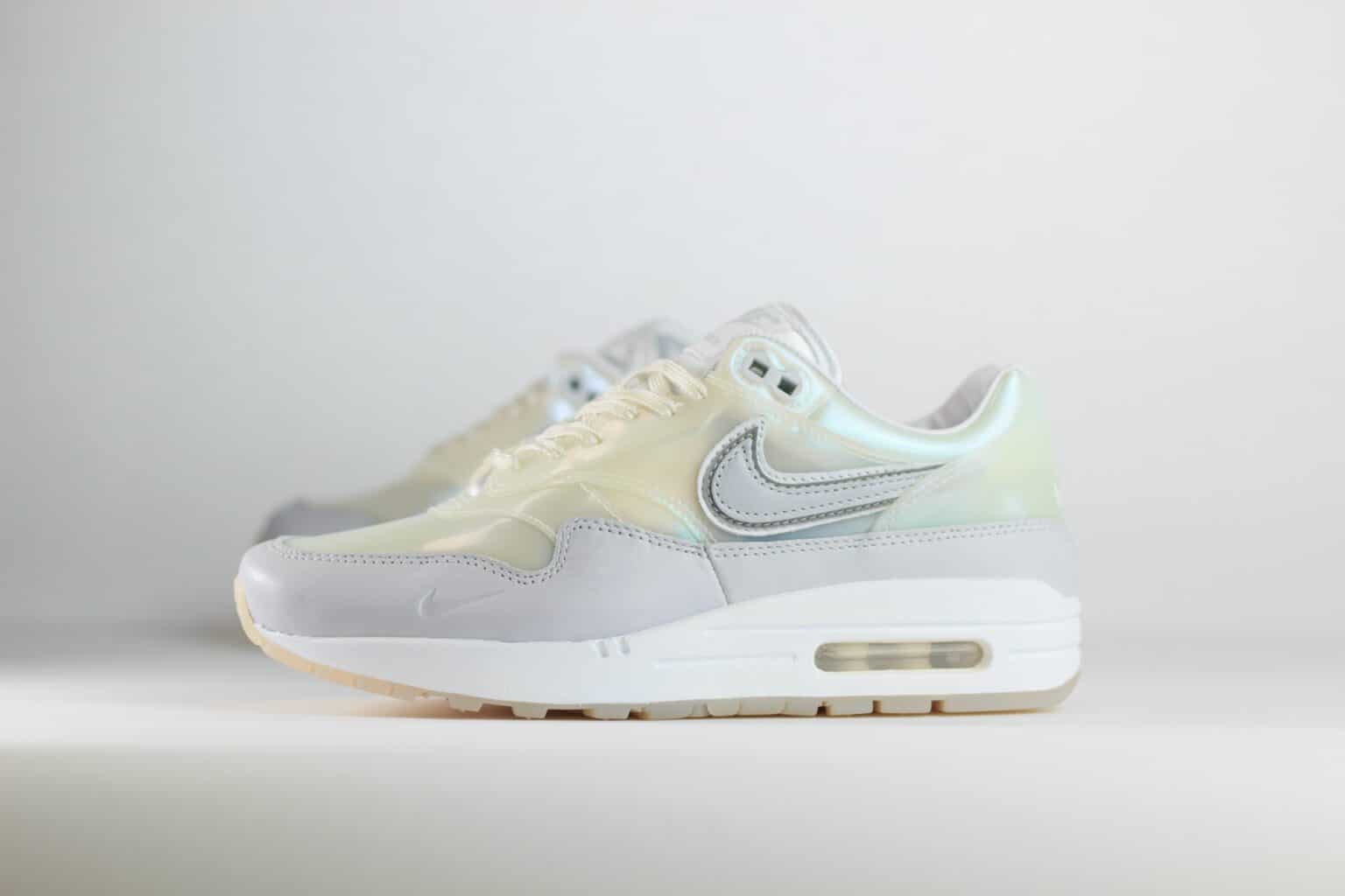 Nike Air Max 1 SNKRS Day White (W) – Wit/Beige/Grijs - Heren/Dames/Uniseks Sneakers – Leer – DA4300-100 – Zijkant