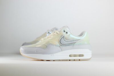 Nike Air Max 1 SNKRS Day White (W) – Wit/Beige/Grijs - Heren/Dames/Uniseks Sneakers – Leer – DA4300-100 – Zijkant