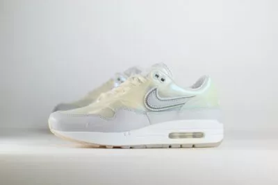 Nike Air Max 1 SNKRS Day White (W) – Wit/Beige/Grijs - Heren/Dames/Uniseks Sneakers – Leer – DA4300-100 – Zijkant