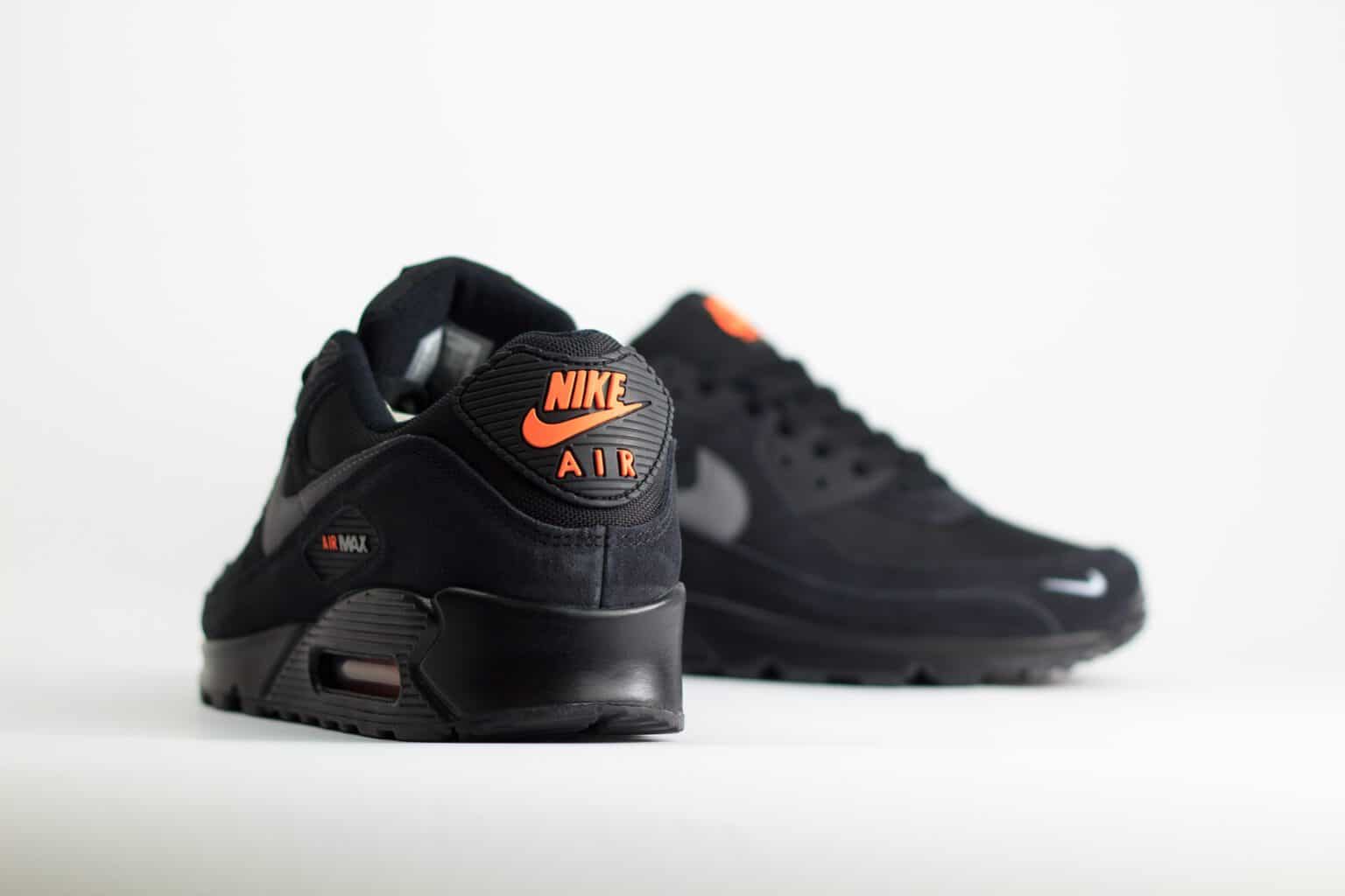 Nike Air Max 90 Black Metallic Cool Grey Orange – zwart/oranje – Heren/Dames/Uniseks Sneakers – suede/Mesh – DO6706-010 – Achterkant