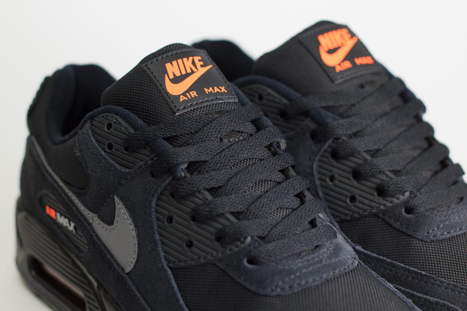 Nike Air Max 90 Black Metallic Cool Grey Orange – zwart/oranje – Heren/Dames/Uniseks Sneakers – suede/Mesh – DO6706-010 – Bovenkant