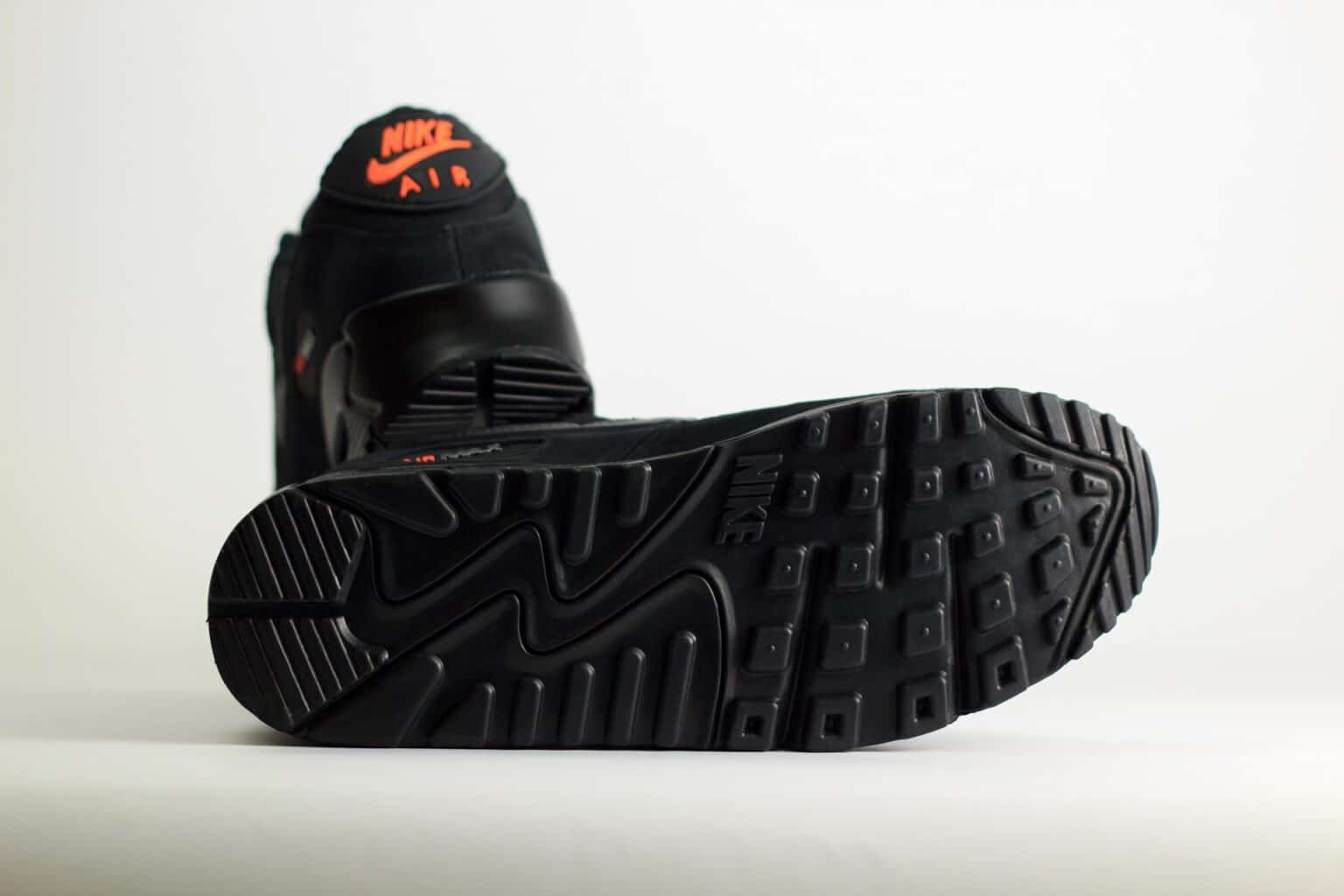 Nike Air Max 90 Black Metallic Cool Grey Orange – zwart/oranje – Heren/Dames/Uniseks Sneakers – suede/Mesh – DO6706-010 – Onderkant