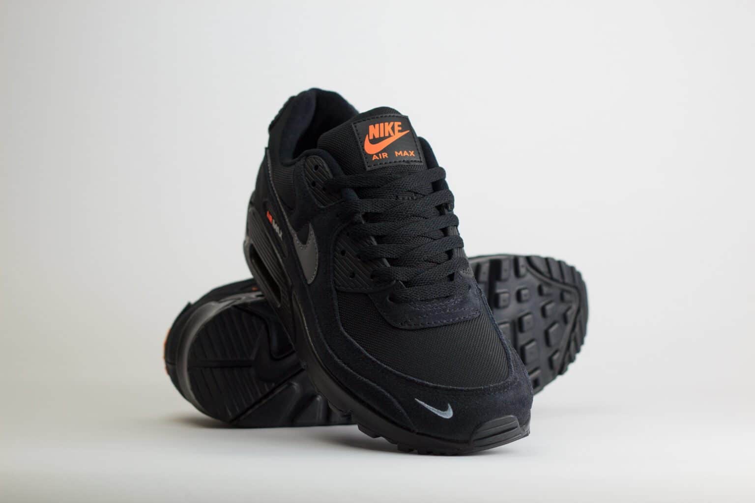 Nike Air Max 90 Black Metallic Cool Grey Orange – zwart/oranje – Heren/Dames/Uniseks Sneakers – suede/Mesh – DO6706-010 – Voorkant