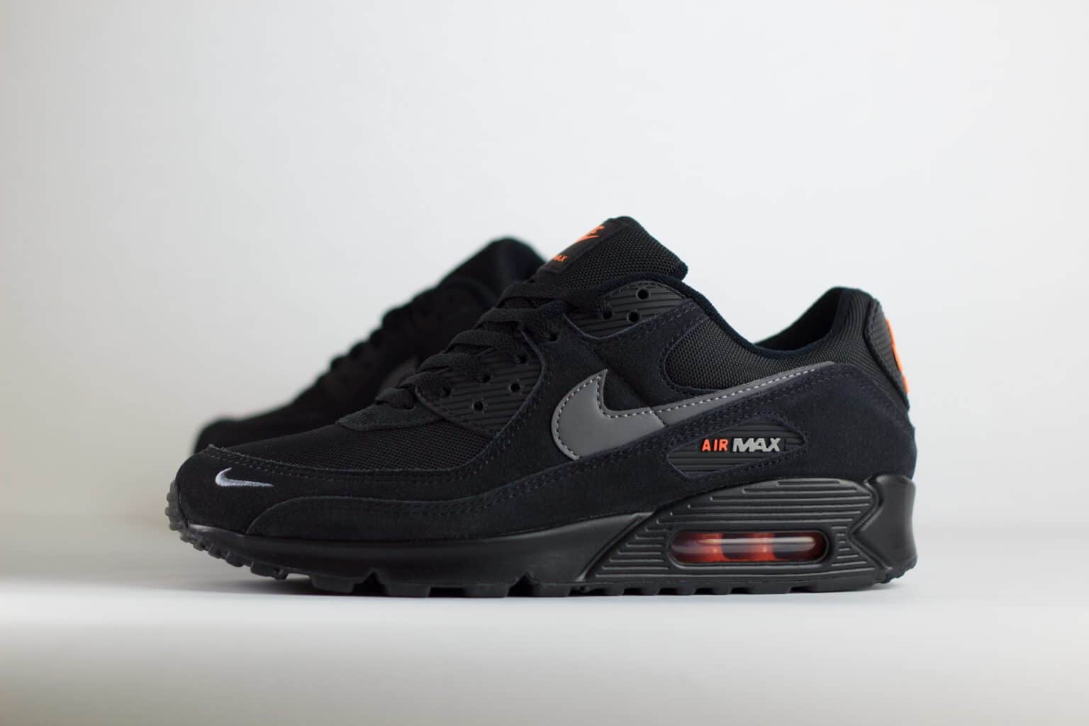 Nike Air Max 90 Black Metallic Cool Grey Orange – zwart/oranje – Heren/Dames/Uniseks Sneakers – suede/Mesh – DO6706-010 – Zijkant