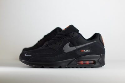 Nike Air Max 90 Black Metallic Cool Grey Orange – zwart/oranje – Heren/Dames/Uniseks Sneakers – suede/Mesh – DO6706-010 – Zijkant