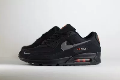 Nike Air Max 90 Black Metallic Cool Grey Orange – zwart/oranje – Heren/Dames/Uniseks Sneakers – suede/Mesh – DO6706-010 – Zijkant