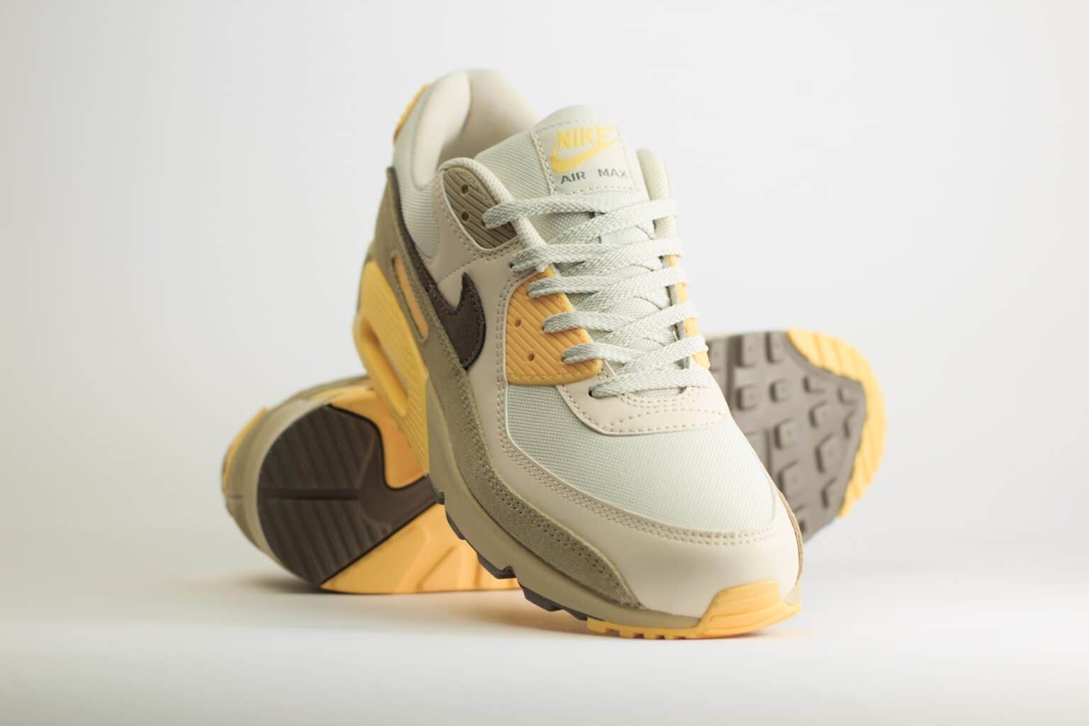Nike Air Max 90 Chamois – Beige/Grijs – Heren/Dames/Uniseks Sneakers – Leer/Suede/Canvas - IB6392-002 – Voorkant