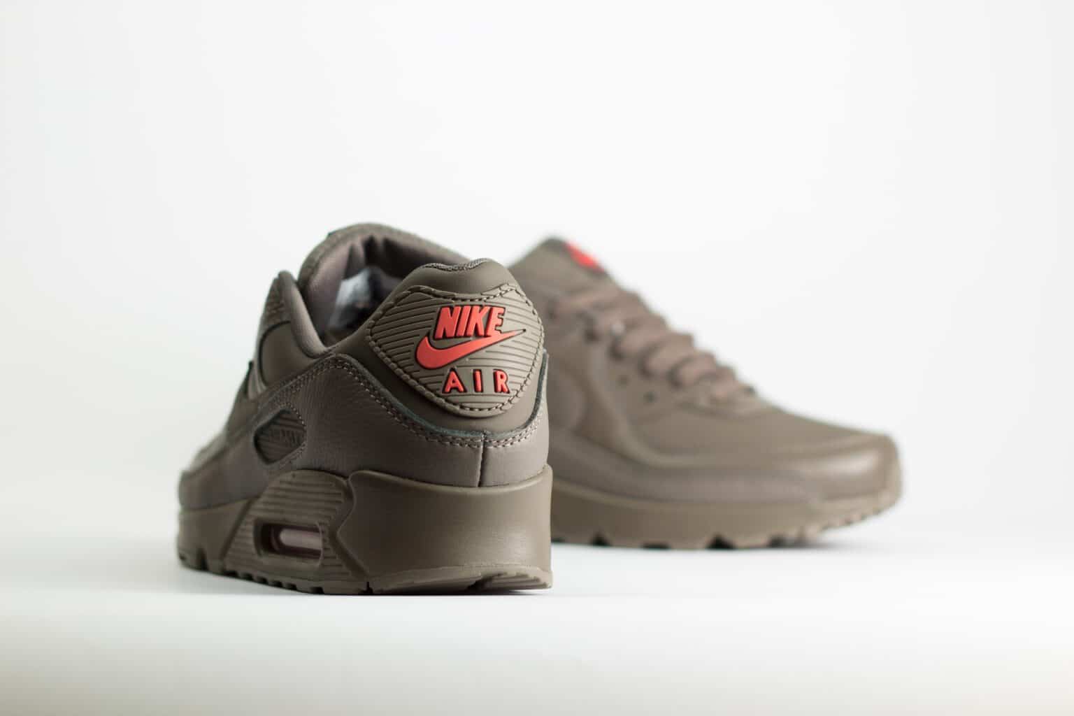 Nike Air Max 90 ESS+ Cave Stone – bruin – Heren/Dames/Uniseks Sneakers – Leer/Mesh – IH2063-201 – Achterkant
