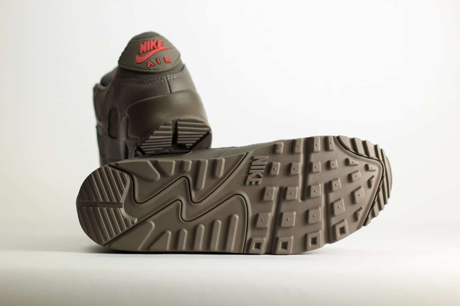 Nike Air Max 90 ESS+ Cave Stone – bruin – Heren/Dames/Uniseks Sneakers – Leer/Mesh – IH2063-201 – Onderkant