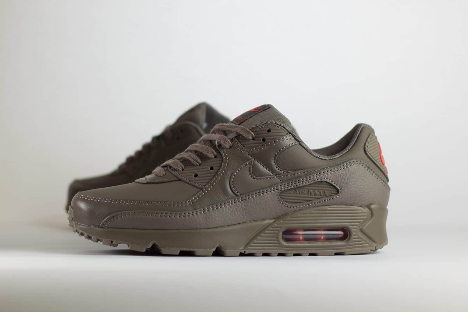 Nike Air Max 90 ESS+ Cave Stone – bruin – Heren/Dames/Uniseks Sneakers – Leer/Mesh – IH2063-201 – Zijkant