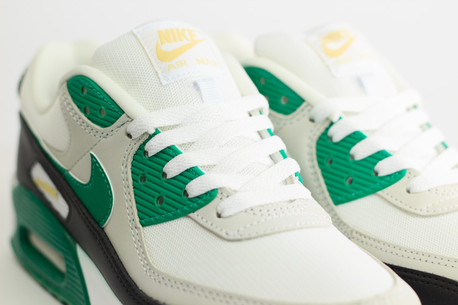 Nike Air Max 90 Malachite – Wit/Groen – Heren/Dames/Uniseks Sneakers – Leer/Mesh – FB9658-102 – Bovenkant