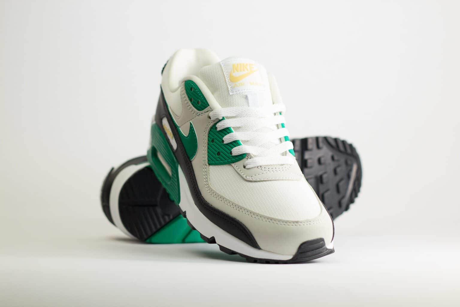 Nike Air Max 90 Malachite – Wit/Groen – Heren/Dames/Uniseks Sneakers – Leer/Mesh – FB9658-102 – Voorkant