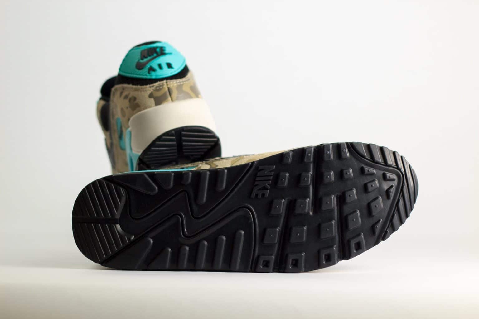 Nike Air Max 90 Premium Aurora Green Camo – Groen/Grijs/Wit – Heren/Dames/Uniseks Sneakers – Mesh/Suede/Leer – IF1721-100 – Onderkant