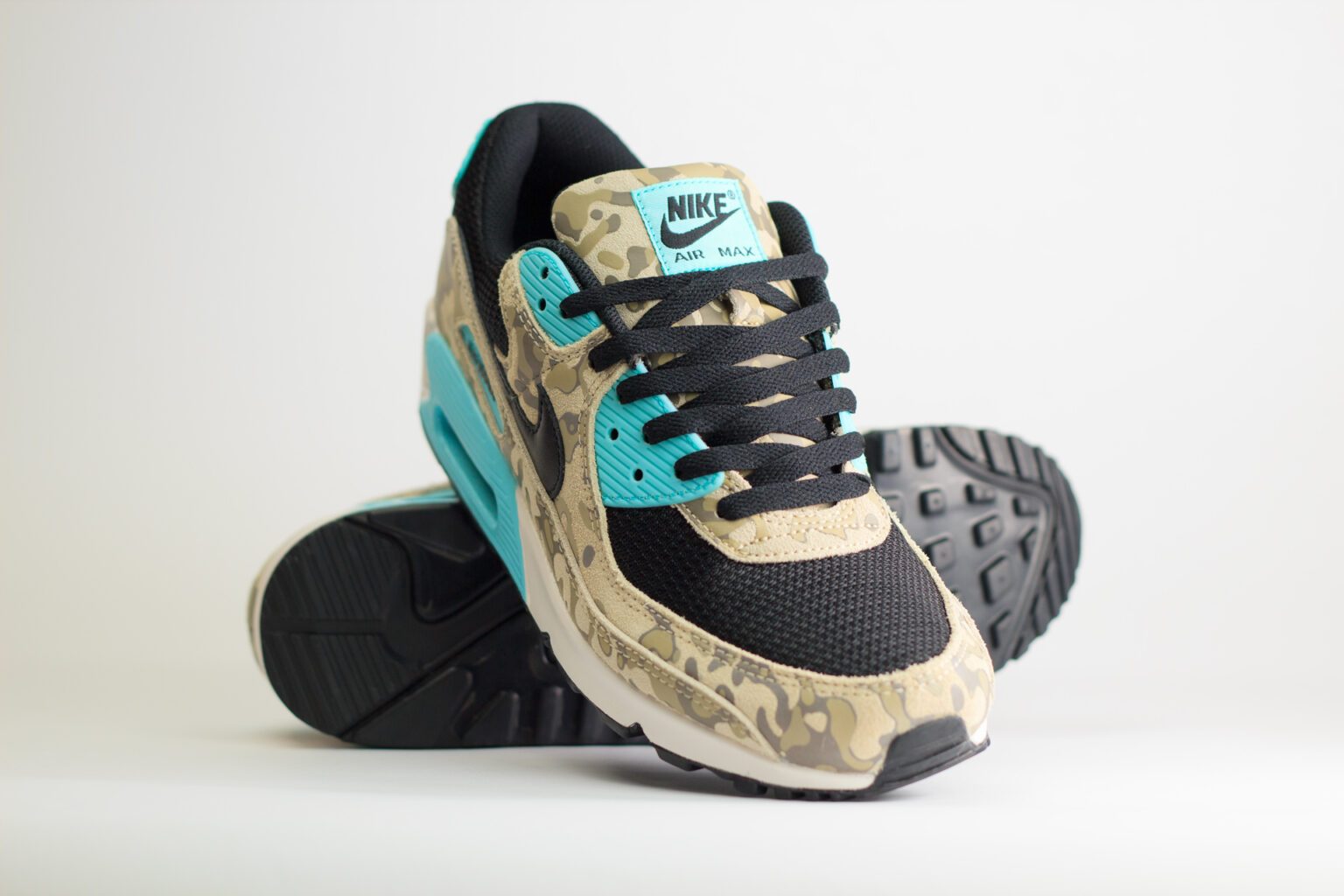 Nike Air Max 90 Premium Aurora Green Camo – Groen/Grijs/Wit – Heren/Dames/Uniseks Sneakers – Mesh/Suede/Leer – IF1721-100 – Voorkant