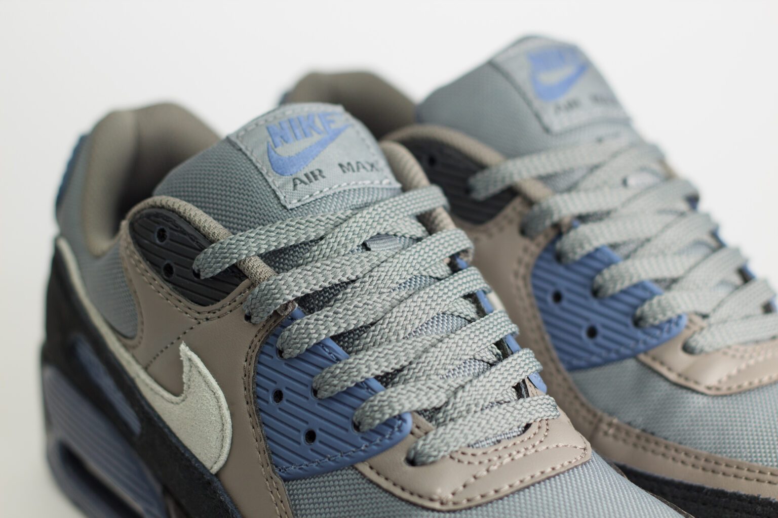 Nike Air Max 90 Smoke Grey Diffused Blue – blauw/grijs – Heren/Dames/Uniseks Sneakers – Leer/Mesh – IB6392-001 – Bovenkant