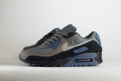Nike Air Max 90 Smoke Grey Diffused Blue – blauw/grijs – Heren/Dames/Uniseks Sneakers – Leer/Mesh – IB6392-001 – Zijkant