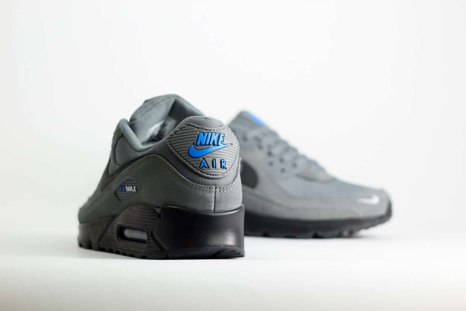 Nike Air Max 90 Smoke Grey Light Photo Blue – grijs/zwart – Heren/Dames/Uniseks Sneakers – suede/Mesh – DO6706-002 – Achterkant