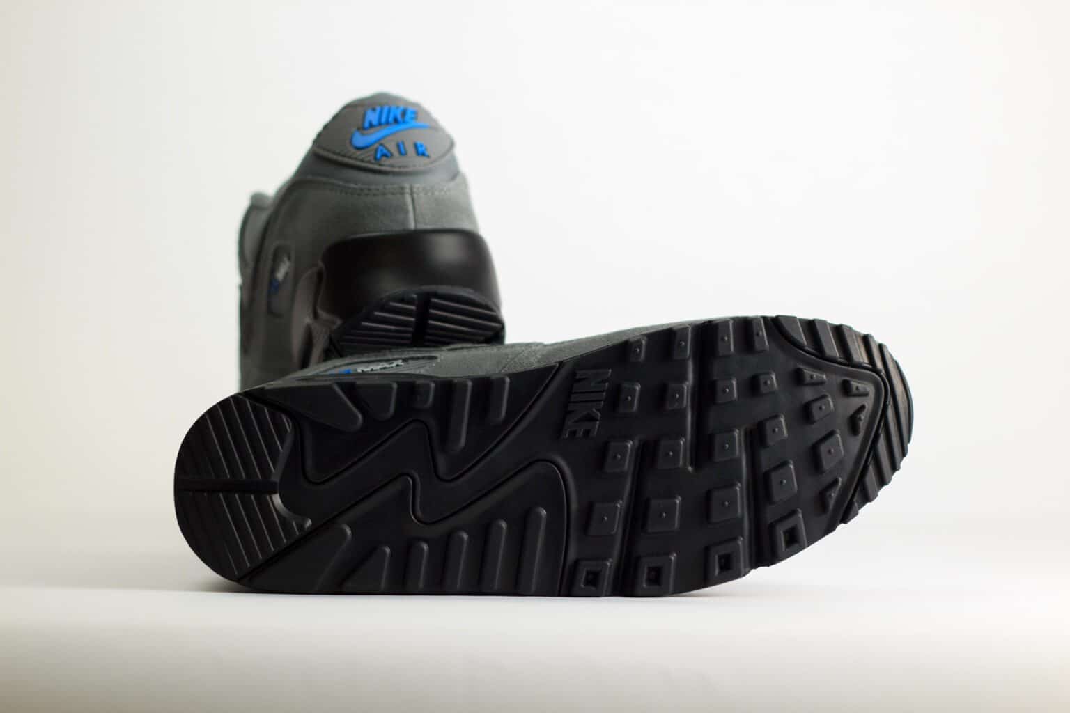 Nike Air Max 90 Smoke Grey Light Photo Blue – grijs/zwart – Heren/Dames/Uniseks Sneakers – suede/Mesh – DO6706-002 – Onderkant