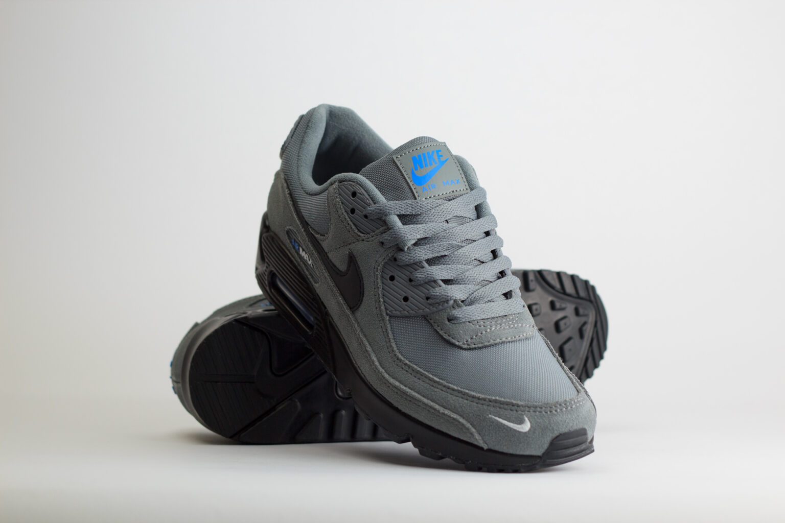 Nike Air Max 90 Smoke Grey Light Photo Blue – grijs/zwart – Heren/Dames/Uniseks Sneakers – suede/Mesh – DO6706-002 – Voorkant