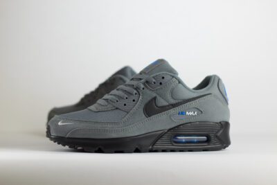 Nike Air Max 90 Smoke Grey Light Photo Blue – grijs/zwart – Heren/Dames/Uniseks Sneakers – suede/Mesh – DO6706-002 – Zijkant