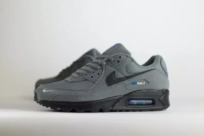 Nike Air Max 90 Smoke Grey Light Photo Blue – grijs/zwart – Heren/Dames/Uniseks Sneakers – suede/Mesh – DO6706-002 – Zijkant