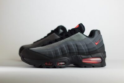 Nike Air Max 95 OG Big Bubble Bright Crimson – zwart/rood – Heren/Dames/Uniseks Sneakers – vilt/Mesh – IH4457-002 – Zijkant