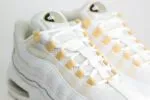 Nike Air Max 95 OG Big Bubble White Team Gold – wit/goud – Heren/Dames/Uniseks Sneakers – leer/Mesh – IB1667-101 – Bovenkant