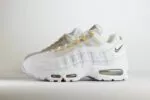 Nike Air Max 95 OG Big Bubble White Team Gold – wit/goud – Heren/Dames/Uniseks Sneakers – leer/Mesh – IB1667-101 – Zijkant