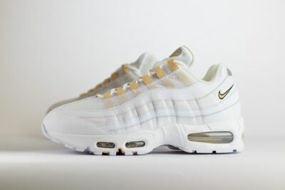 Nike Air Max 95 OG Big Bubble White Team Gold – wit/goud – Heren/Dames/Uniseks Sneakers – leer/Mesh – IB1667-101 – Zijkant