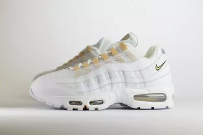 Nike Air Max 95 OG Big Bubble White Team Gold – wit/goud – Heren/Dames/Uniseks Sneakers – leer/Mesh – IB1667-101 – Zijkant