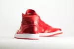 Nike Air Jordan 1 Mid SE Pomegranate (W) – Rood – Heren/Dames/Uniseks Sneakers – Leer/Lakleer – DH5894-600 – Achterkant