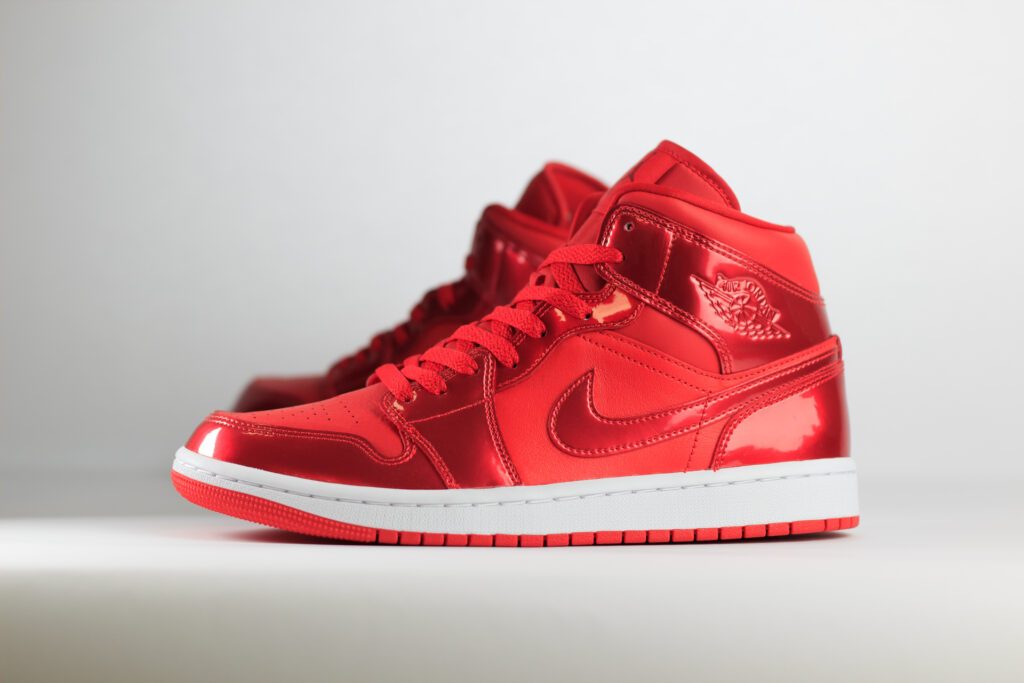 Nike Air Jordan 1 Mid SE Pomegranate (W) – Rood – Heren/Dames/Uniseks Sneakers – Leer/Lakleer – DH5894-600 – Zijkant