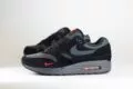 Nike Air Max 1 Bred – Zwart/Rood – Heren/Dames/Uniseks Sneakers – Suede/Mesh – FV6910-001 – Zijkant