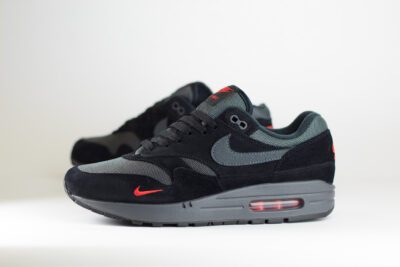 Nike Air Max 1 Bred – Zwart/Rood – Heren/Dames/Uniseks Sneakers – Suede/Mesh – FV6910-001 – Zijkant