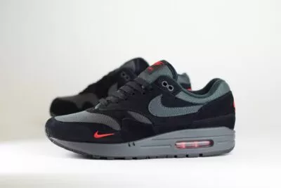 Nike Air Max 1 Bred – Zwart/Rood – Heren/Dames/Uniseks Sneakers – Suede/Mesh – FV6910-001 – Zijkant
