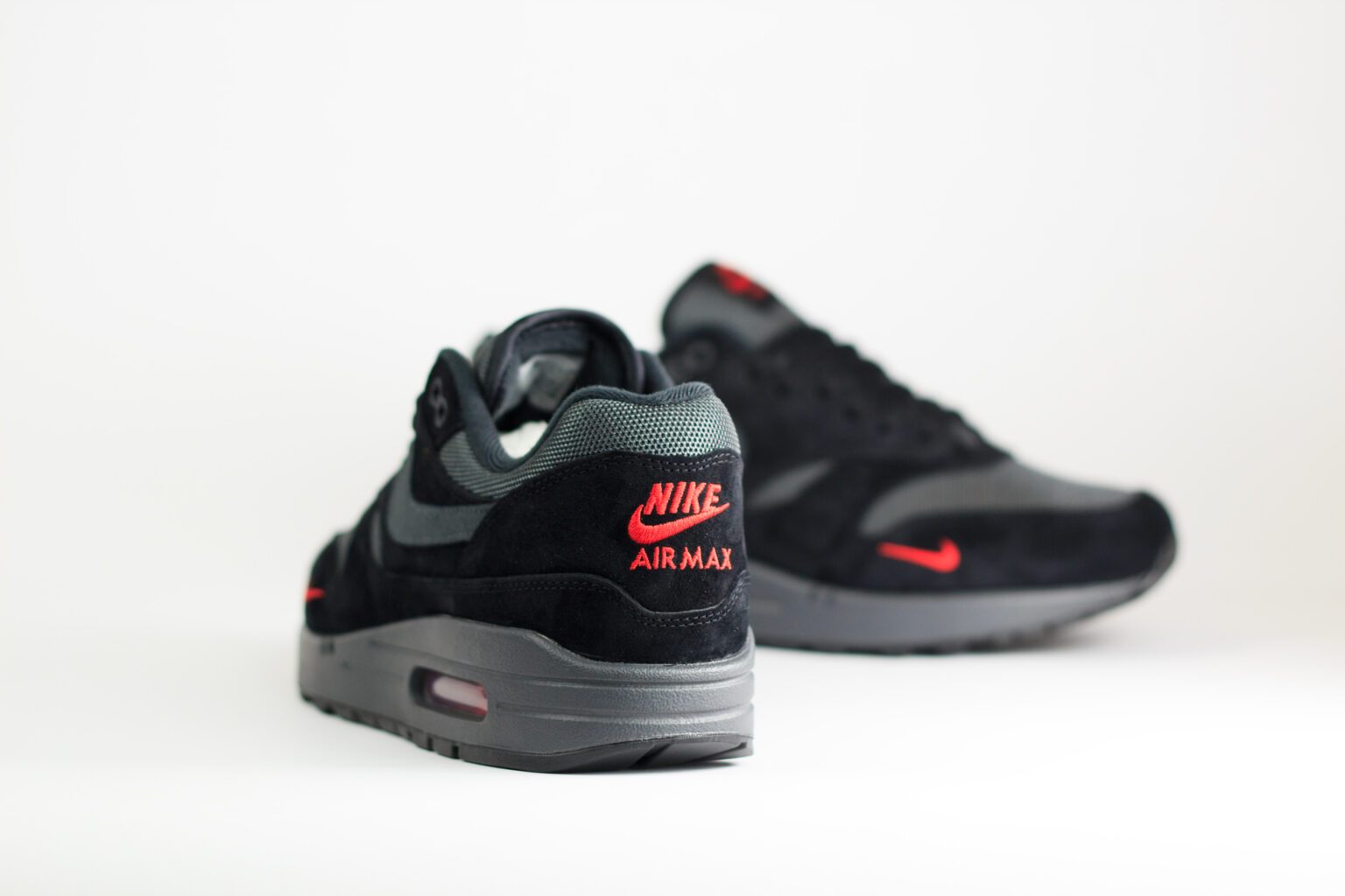 Nike Air Max 1 Bred – Zwart/Rood – Heren/Dames/Uniseks Sneakers – Suede/Mesh – FV6910-001 – Achterkant