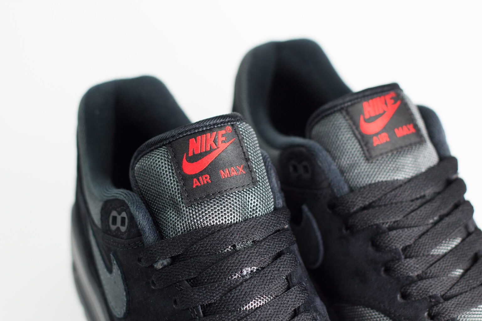 Nike Air Max 1 Bred – Zwart/Rood – Heren/Dames/Uniseks Sneakers – Suede/Mesh – FV6910-001 – Bovenkant