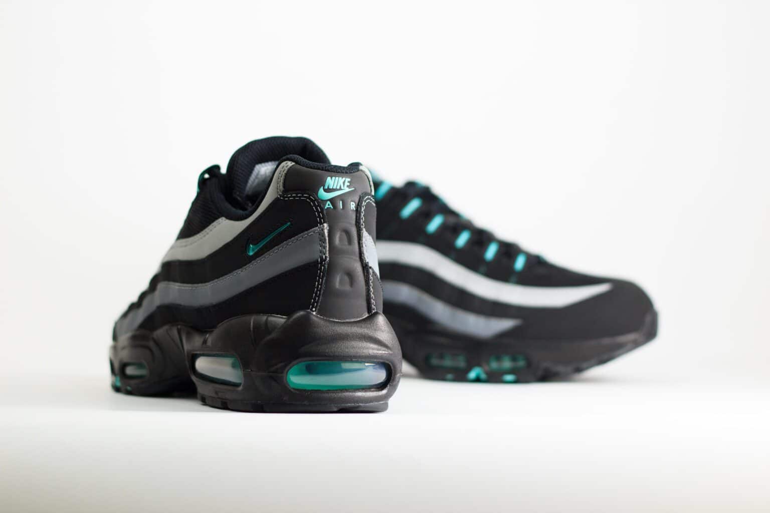 Nike Air Max 95 Black Aurora Green – zwart/groen – Heren/Dames/Uniseks Sneakers – leer/Mesh – HV6062-001 – Achterkant