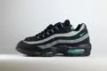 Nike Air Max 95 Black Aurora Green – zwart/groen – Heren/Dames/Uniseks Sneakers – leer/Mesh – HV6062-001 – Zijkant