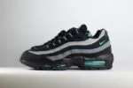 Nike Air Max 95 Black Aurora Green – zwart/groen – Heren/Dames/Uniseks Sneakers – leer/Mesh – HV6062-001 – Zijkant