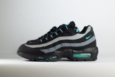 Nike Air Max 95 Black Aurora Green – zwart/groen – Heren/Dames/Uniseks Sneakers – leer/Mesh – HV6062-001 – Zijkant