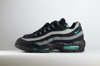 Nike Air Max 95 Black Aurora Green – zwart/groen – Heren/Dames/Uniseks Sneakers – leer/Mesh – HV6062-001 – Zijkant