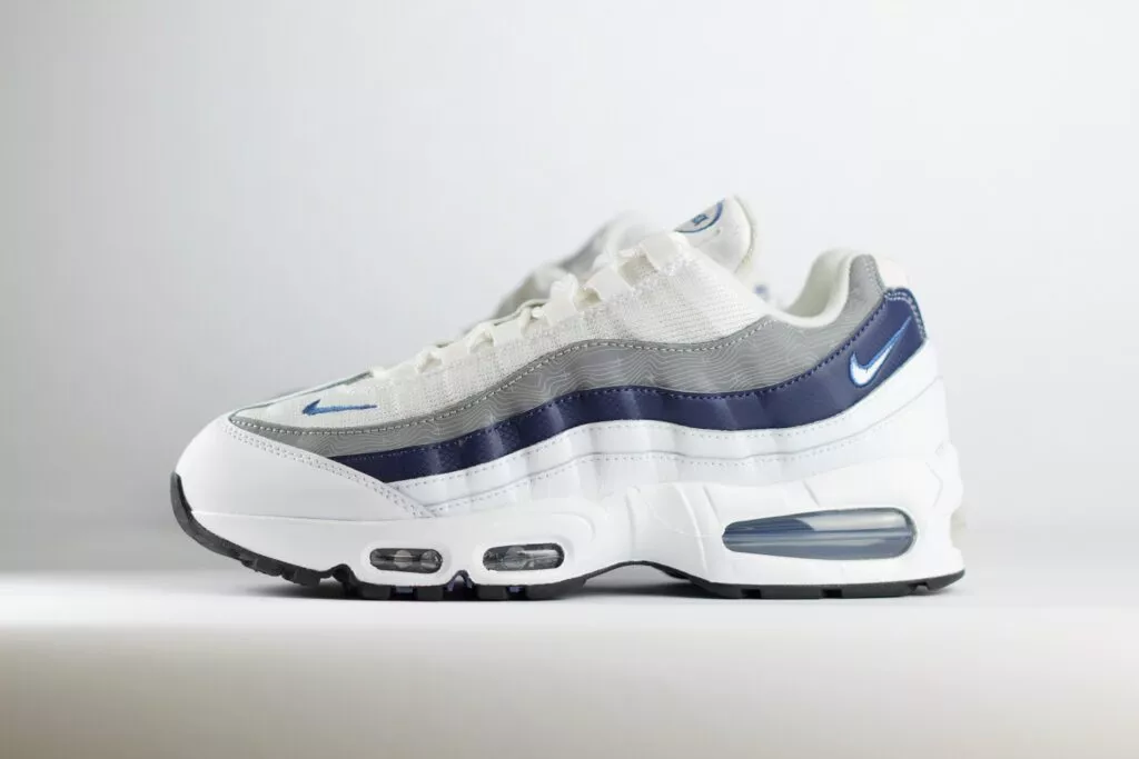 Nike Air Max 95 OG Diffused Blue – blauw/wit – Heren/Dames/Uniseks Sneakers – Leer/Mesh – IF2718-100 – Zijkant