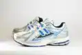 New Balance 1906R Silver Metallic Blue Agate – Blauw/Zilver/Wit – Heren/Dames/Uniseks Sneakers – Mesh/Leer – M1906REB – Zijkant
