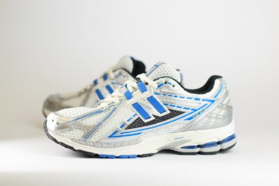 New Balance 1906R Silver Metallic Blue Agate – Blauw/Zilver/Wit – Heren/Dames/Uniseks Sneakers – Mesh/Leer – M1906REB – Zijkant