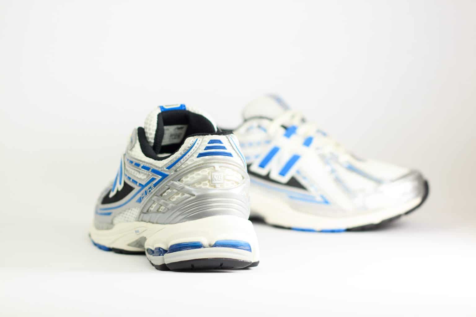 New Balance 1906R Silver Metallic Blue Agate – Blauw/Zilver/Wit – Heren/Dames/Uniseks Sneakers – Mesh/Leer – M1906REB – Achterkant